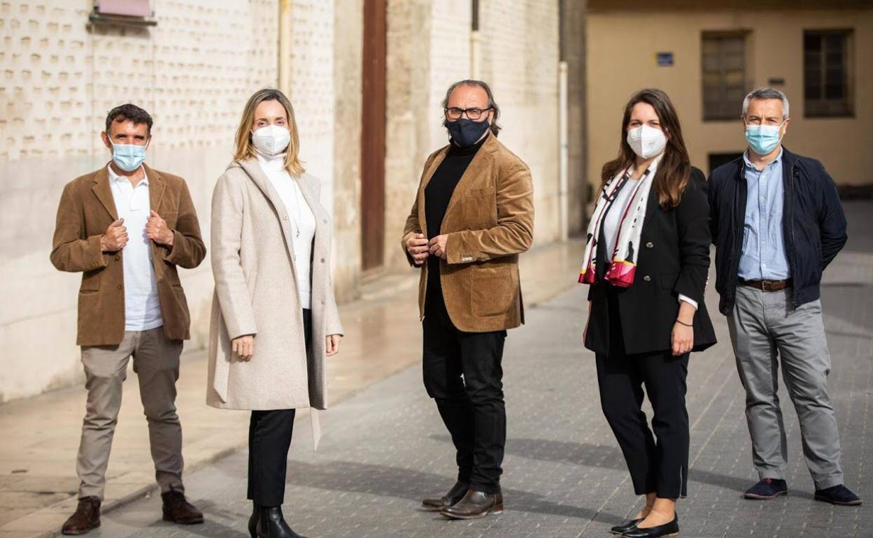 El decano Luis Sendra, flanqueado por Miguel Martínez, Rosa Castillo, Laura Daudén y Salva López. 