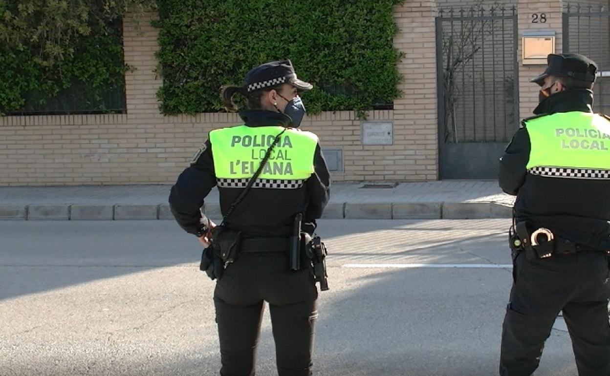 Dos agentes de la Policía Local de l'Eliana. 