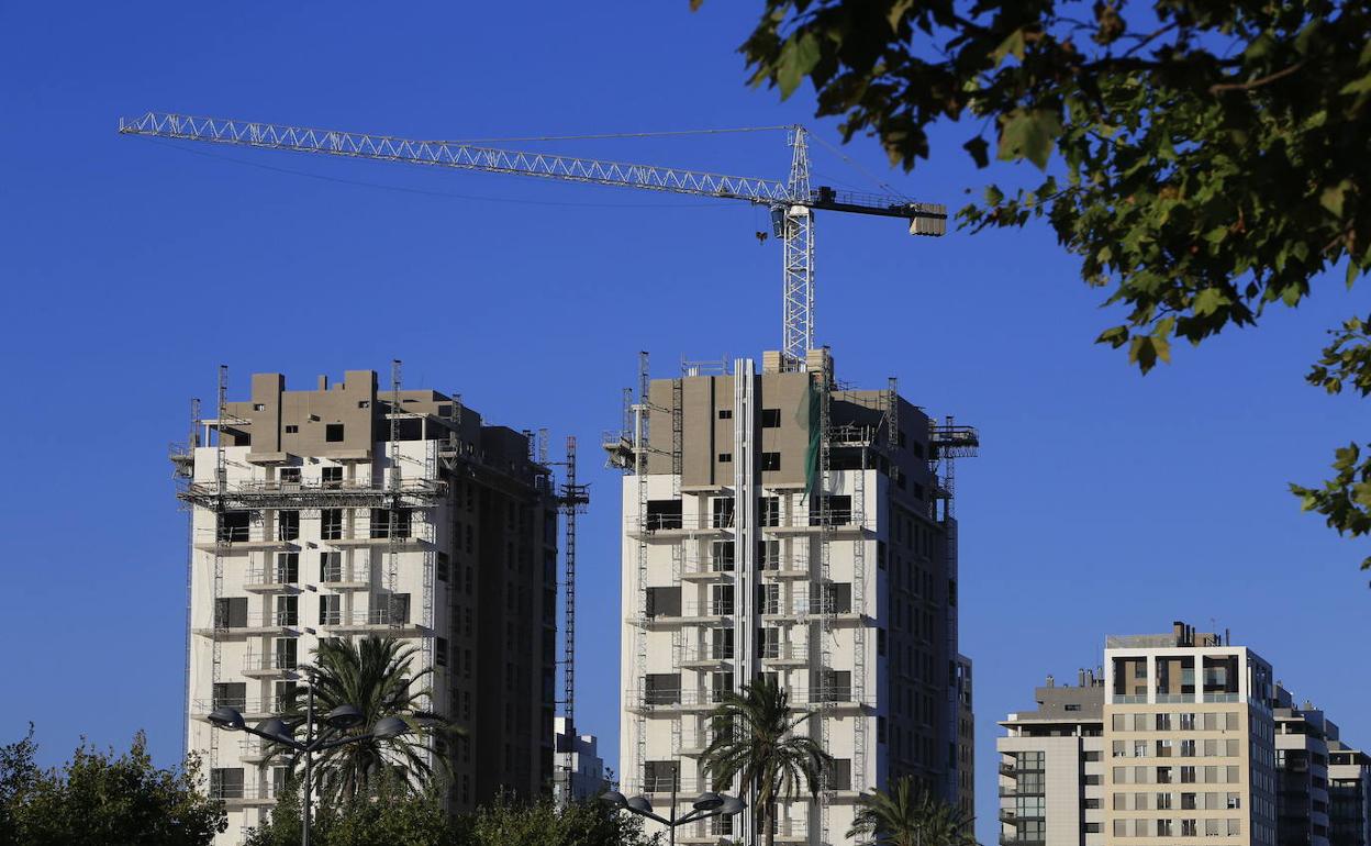 Edificios en construcción en la ciudad de Valencia.