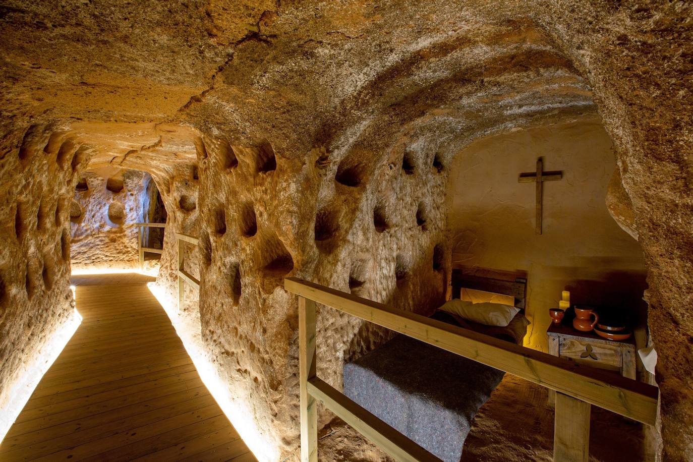 Fotos: Cueva de los 100 Pilares: un viaje sensorial a las entrañas de la Edad Media