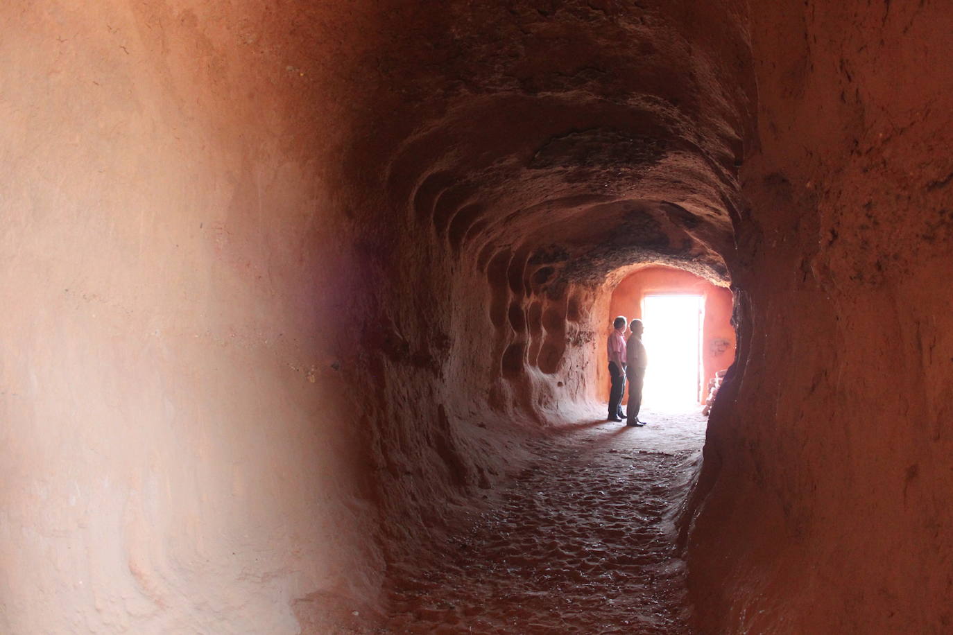 Fotos: Cueva de los 100 Pilares: un viaje sensorial a las entrañas de la Edad Media