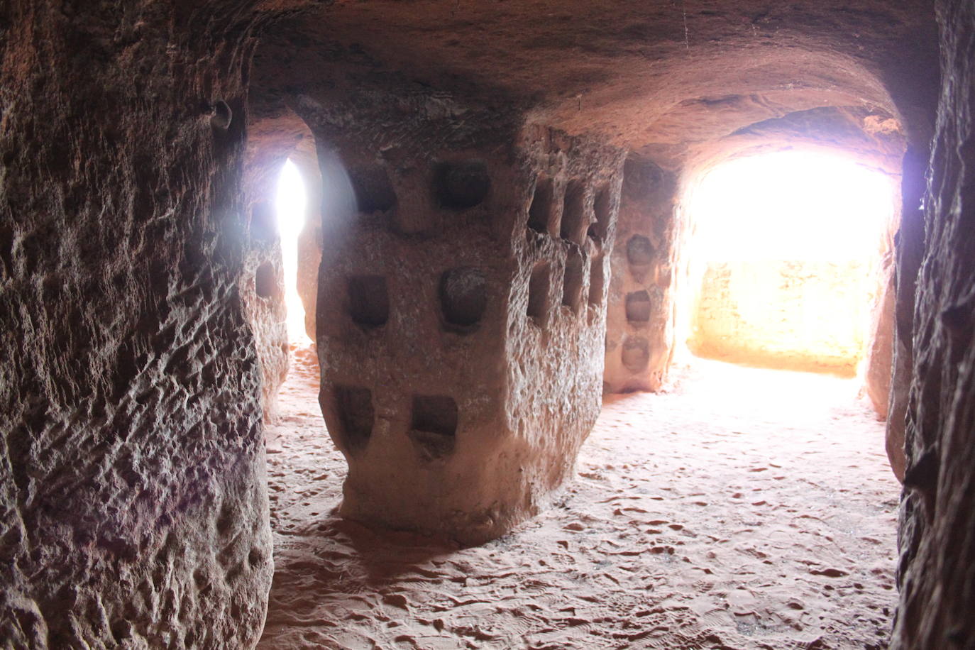 Fotos: Cueva de los 100 Pilares: un viaje sensorial a las entrañas de la Edad Media