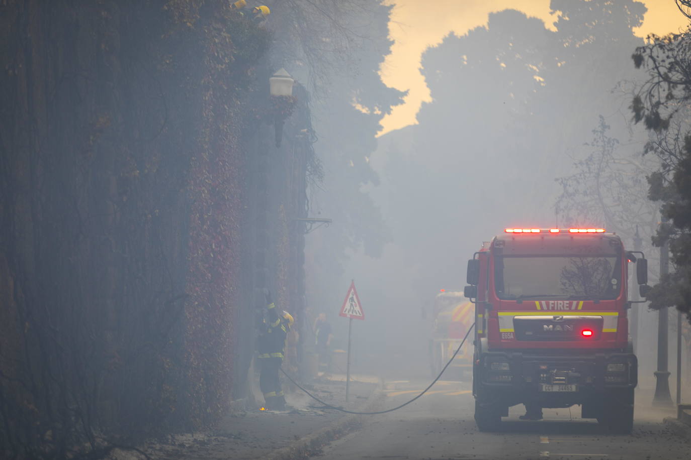 Un incendio destruyó este domingo en el suroeste de Sudáfrica varios edificios de la Universidad de Ciudad del Cabo, fundada en 1829 y una de las más antiguas e importantes del continente africano. Varios inmuebles se vieron afectados por el fuego, entre ellos la Biblioteca Jagger, con más de 200 años de antigüedad, que guarda valiosas colecciones de libros antiguos y manuscritos y de la que al menos dos plantas fueron pasto de las descontroladas llamas. El fuego se originó en las laderas de Table Mountain, cercanas a la universidad, y obligó a cerrar el campus y a evacuar a todos los estudiantes.