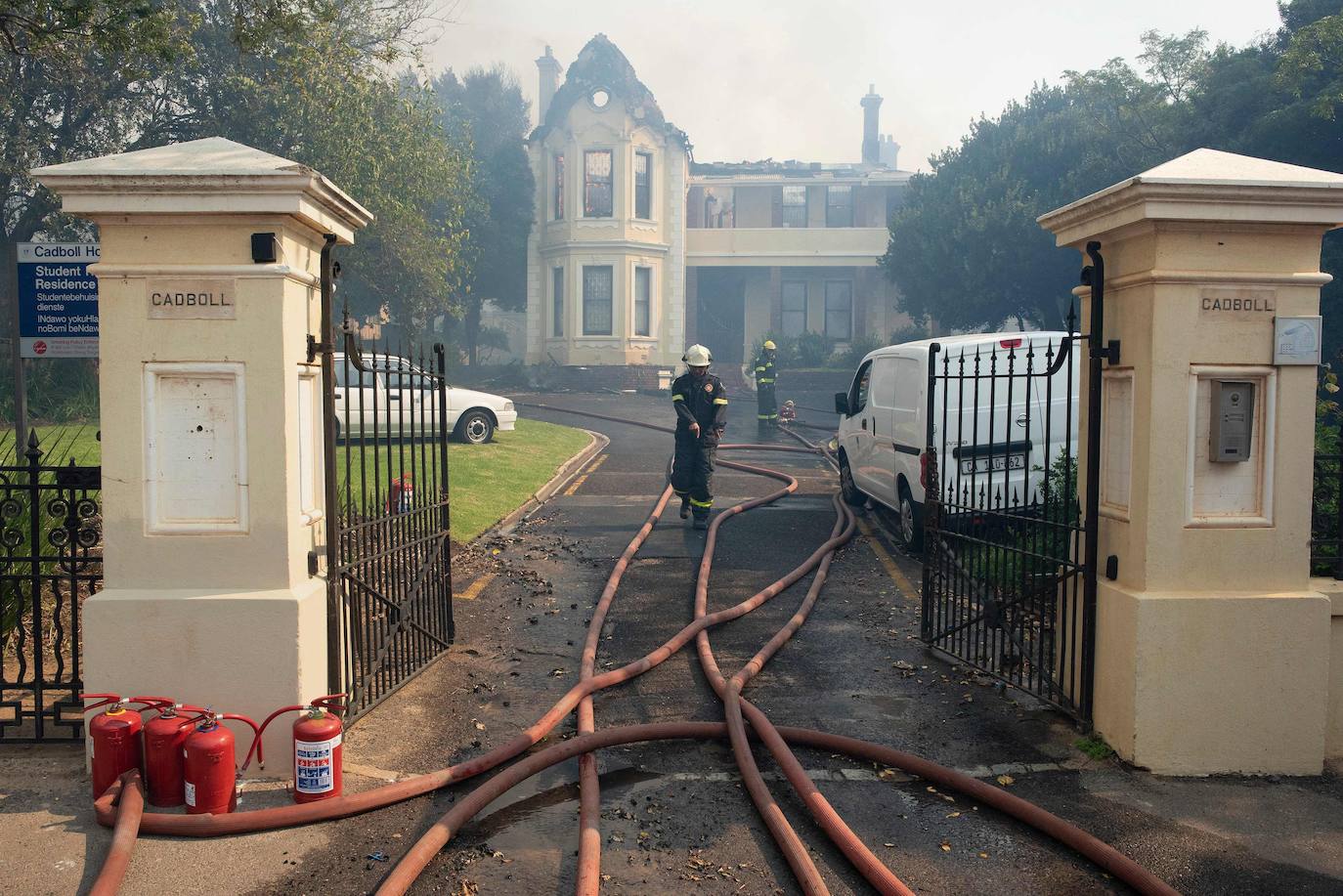 Un incendio destruyó este domingo en el suroeste de Sudáfrica varios edificios de la Universidad de Ciudad del Cabo, fundada en 1829 y una de las más antiguas e importantes del continente africano. Varios inmuebles se vieron afectados por el fuego, entre ellos la Biblioteca Jagger, con más de 200 años de antigüedad, que guarda valiosas colecciones de libros antiguos y manuscritos y de la que al menos dos plantas fueron pasto de las descontroladas llamas. El fuego se originó en las laderas de Table Mountain, cercanas a la universidad, y obligó a cerrar el campus y a evacuar a todos los estudiantes.