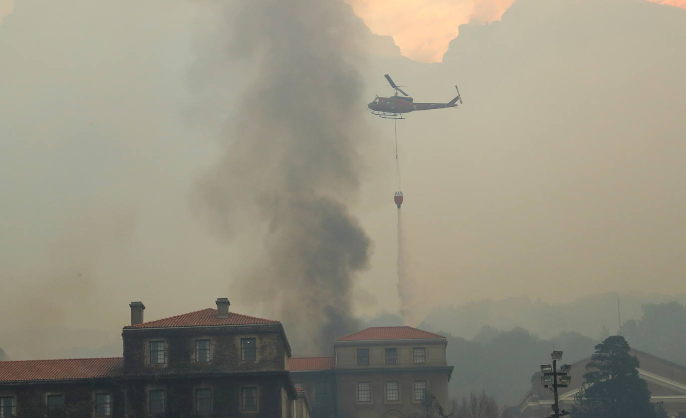 Un incendio destruyó este domingo en el suroeste de Sudáfrica varios edificios de la Universidad de Ciudad del Cabo, fundada en 1829 y una de las más antiguas e importantes del continente africano. Varios inmuebles se vieron afectados por el fuego, entre ellos la Biblioteca Jagger, con más de 200 años de antigüedad, que guarda valiosas colecciones de libros antiguos y manuscritos y de la que al menos dos plantas fueron pasto de las descontroladas llamas. El fuego se originó en las laderas de Table Mountain, cercanas a la universidad, y obligó a cerrar el campus y a evacuar a todos los estudiantes.