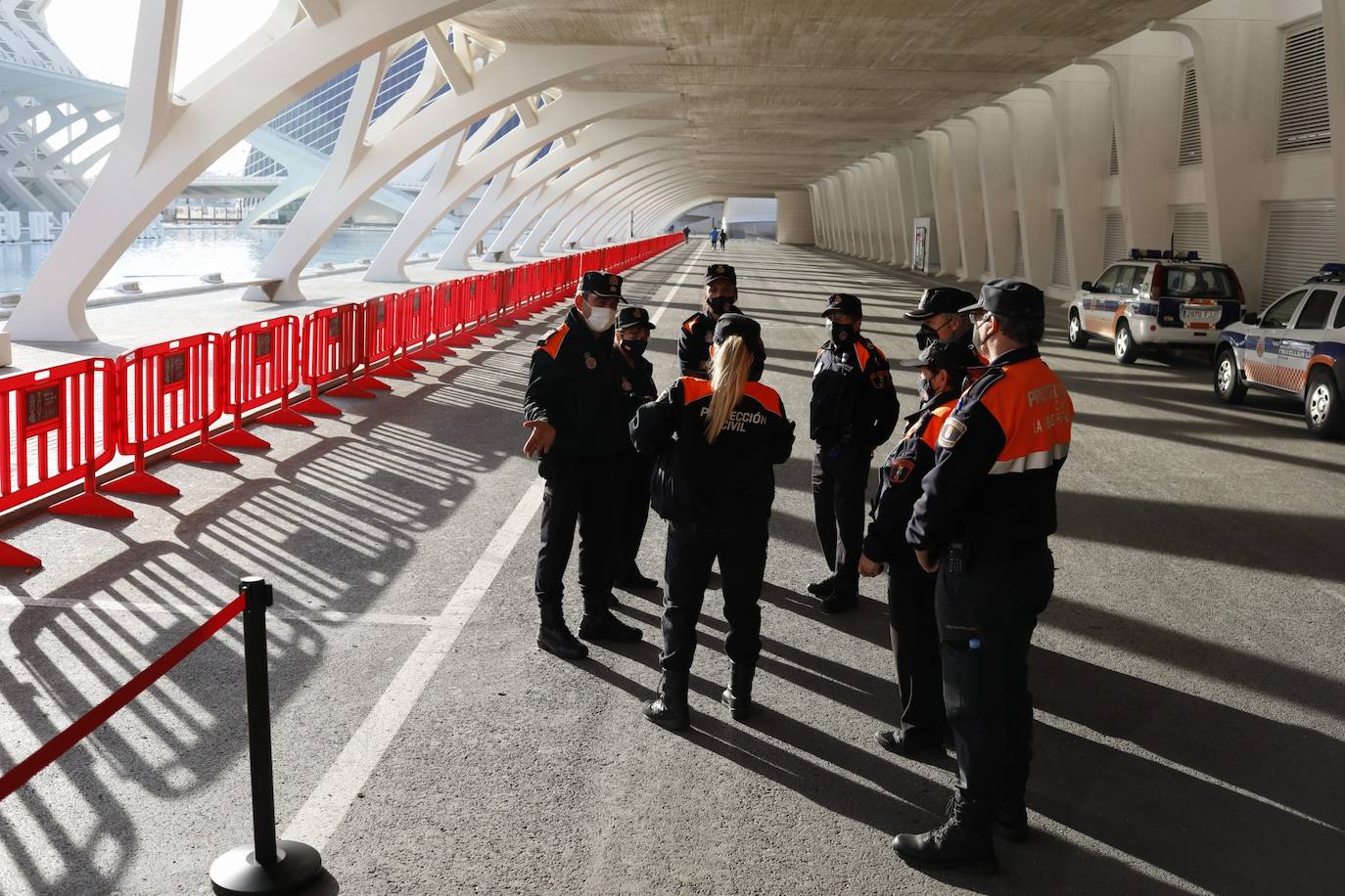 Este lunes, ha arrancado la vacunación masiva en varios puntos de la Comunitat Valenciana. Uno de ellos ha sido la Ciudad de las Artes y las Ciencias, donde Sanidad inyectará con dosis de AstraZeneca a personas de 60 y 61 años. 