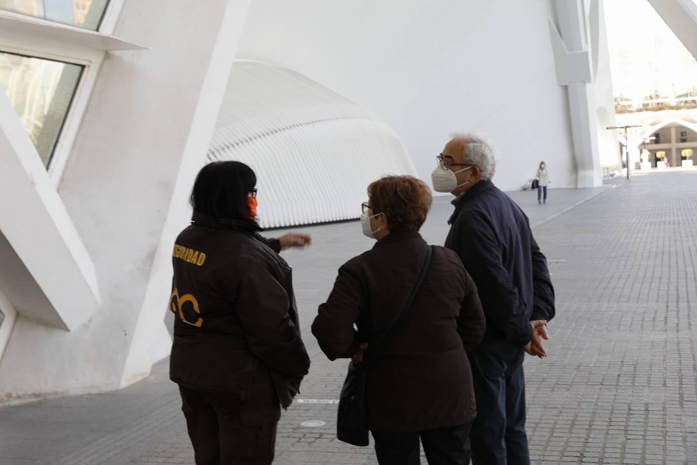 Este lunes, ha arrancado la vacunación masiva en varios puntos de la Comunitat Valenciana. Uno de ellos ha sido la Ciudad de las Artes y las Ciencias, donde Sanidad inyectará con dosis de AstraZeneca a personas de 60 y 61 años. 