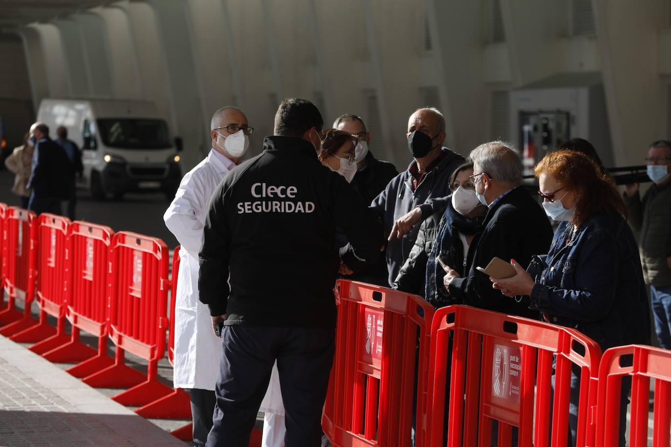 Este lunes, ha arrancado la vacunación masiva en varios puntos de la Comunitat Valenciana. Uno de ellos ha sido la Ciudad de las Artes y las Ciencias, donde Sanidad inyectará con dosis de AstraZeneca a personas de 60 y 61 años. 