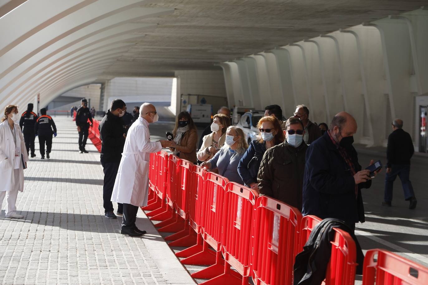 Este lunes, ha arrancado la vacunación masiva en varios puntos de la Comunitat Valenciana. Uno de ellos ha sido la Ciudad de las Artes y las Ciencias, donde Sanidad inyectará con dosis de AstraZeneca a personas de 60 y 61 años. 