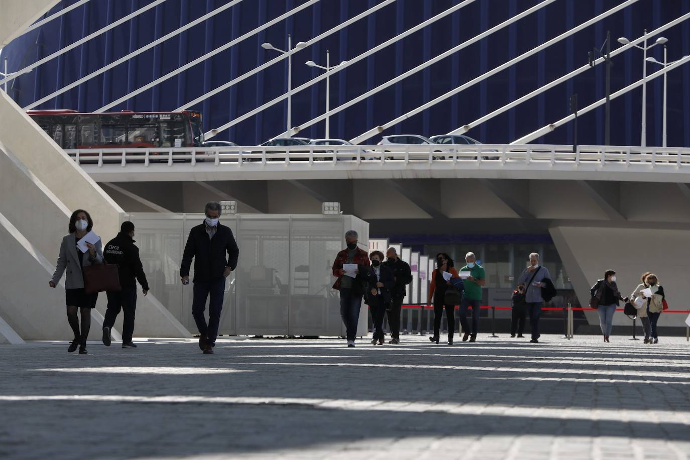 Este lunes, ha arrancado la vacunación masiva en varios puntos de la Comunitat Valenciana. Uno de ellos ha sido la Ciudad de las Artes y las Ciencias, donde Sanidad inyectará con dosis de AstraZeneca a personas de 60 y 61 años. 