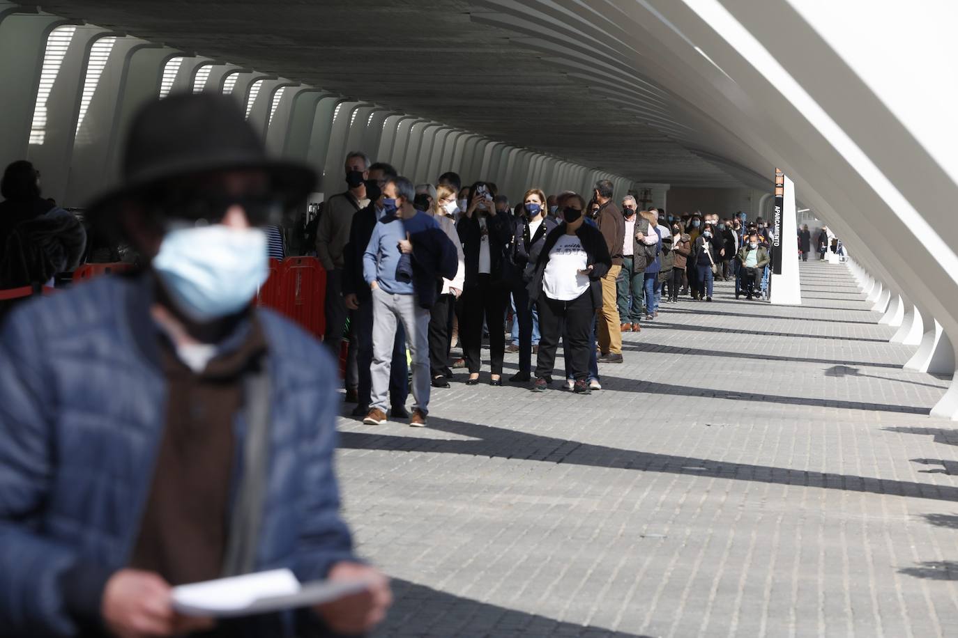 Este lunes, ha arrancado la vacunación masiva en varios puntos de la Comunitat Valenciana. Uno de ellos ha sido la Ciudad de las Artes y las Ciencias, donde Sanidad inyectará con dosis de AstraZeneca a personas de 60 y 61 años. 