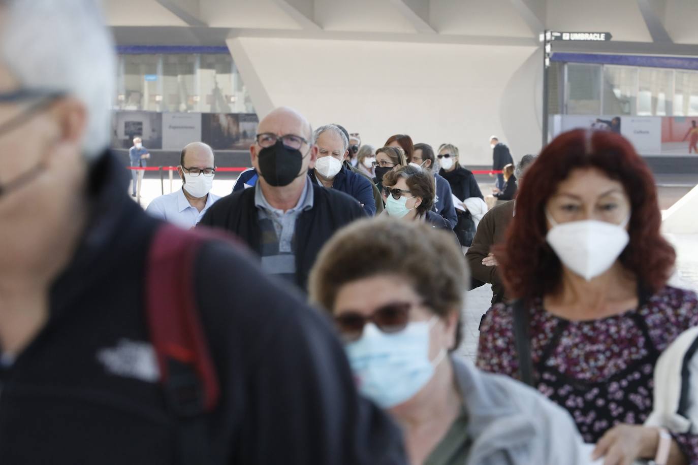 Este lunes, ha arrancado la vacunación masiva en varios puntos de la Comunitat Valenciana. Uno de ellos ha sido la Ciudad de las Artes y las Ciencias, donde Sanidad inyectará con dosis de AstraZeneca a personas de 60 y 61 años. 