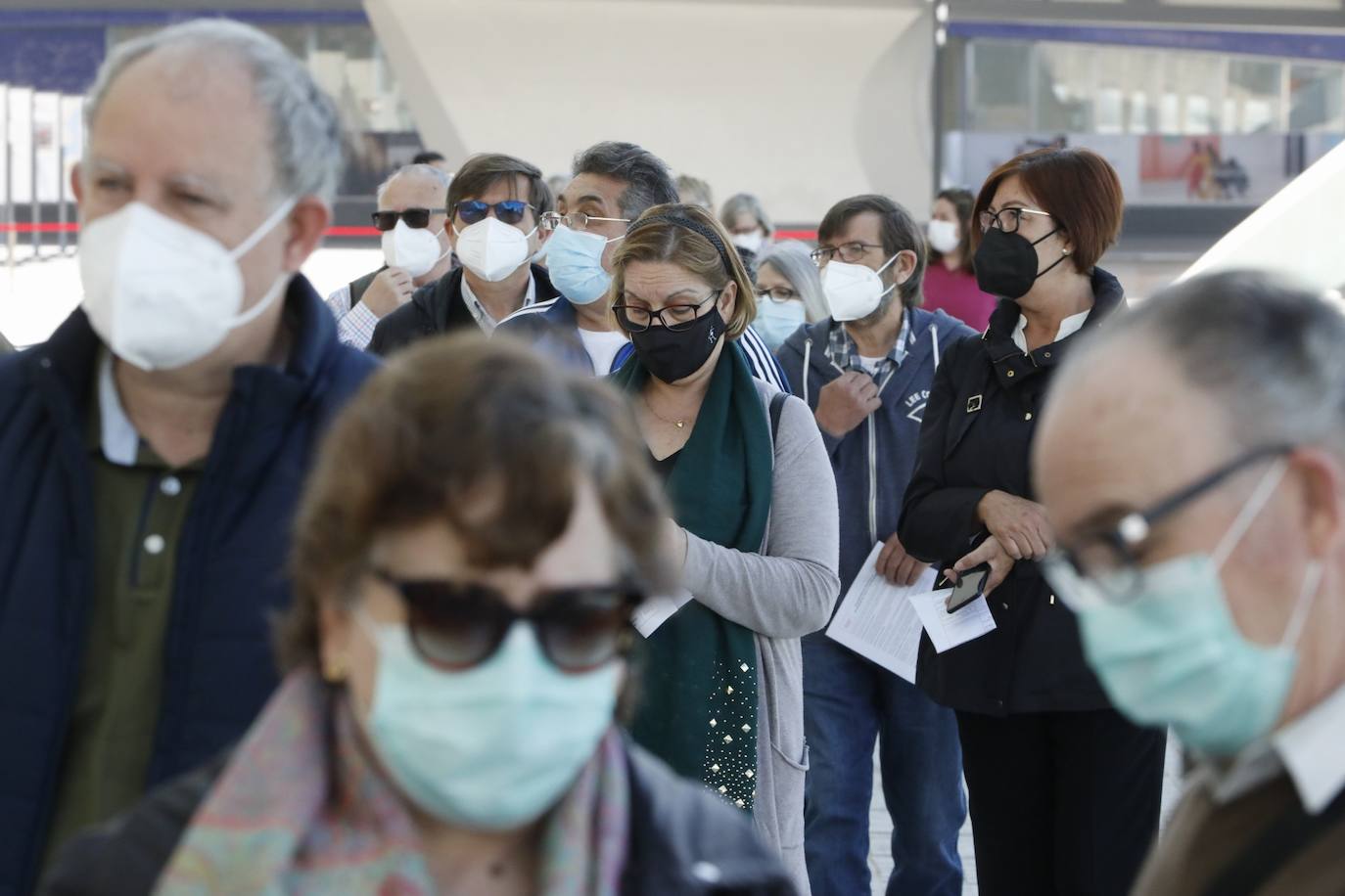 Este lunes, ha arrancado la vacunación masiva en varios puntos de la Comunitat Valenciana. Uno de ellos ha sido la Ciudad de las Artes y las Ciencias, donde Sanidad inyectará con dosis de AstraZeneca a personas de 60 y 61 años. 