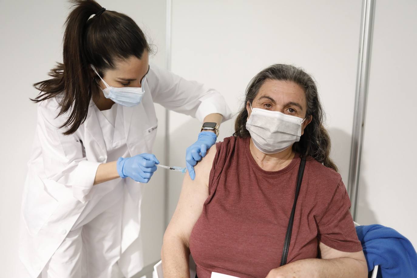 Este lunes, ha arrancado la vacunación masiva en varios puntos de la Comunitat Valenciana. Uno de ellos ha sido la Ciudad de las Artes y las Ciencias, donde Sanidad inyectará con dosis de AstraZeneca a personas de 60 y 61 años. 