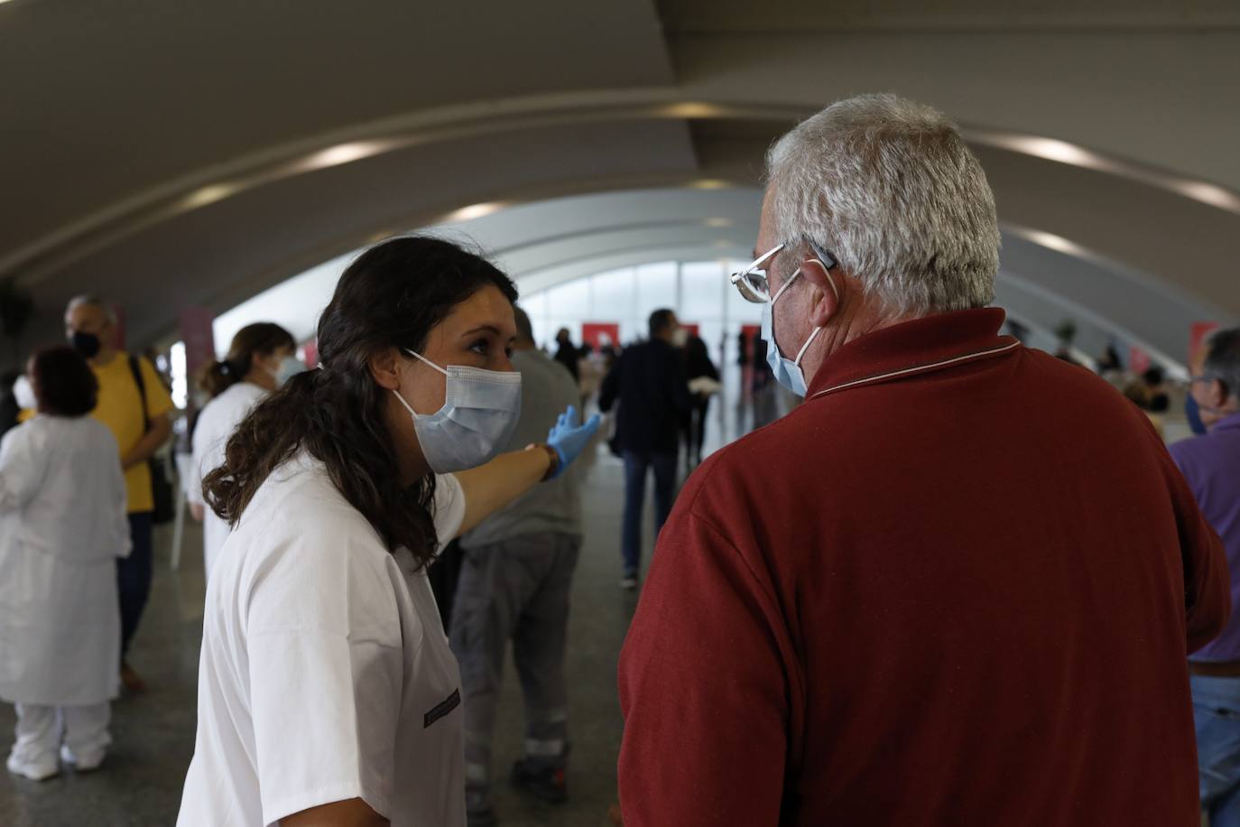 Este lunes, ha arrancado la vacunación masiva en varios puntos de la Comunitat Valenciana. Uno de ellos ha sido la Ciudad de las Artes y las Ciencias, donde Sanidad inyectará con dosis de AstraZeneca a personas de 60 y 61 años. 