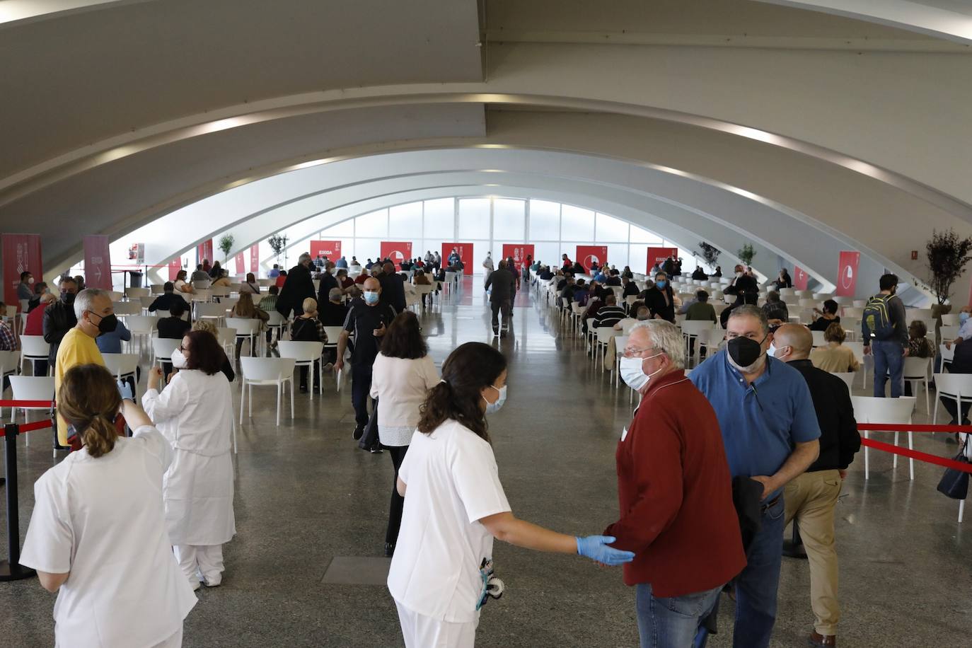 Este lunes, ha arrancado la vacunación masiva en varios puntos de la Comunitat Valenciana. Uno de ellos ha sido la Ciudad de las Artes y las Ciencias, donde Sanidad inyectará con dosis de AstraZeneca a personas de 60 y 61 años. 