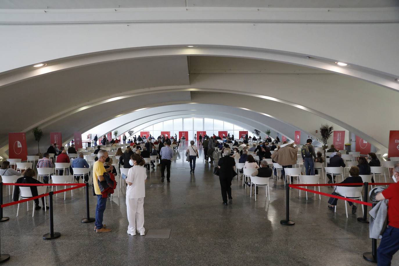 Este lunes, ha arrancado la vacunación masiva en varios puntos de la Comunitat Valenciana. Uno de ellos ha sido la Ciudad de las Artes y las Ciencias, donde Sanidad inyectará con dosis de AstraZeneca a personas de 60 y 61 años. 