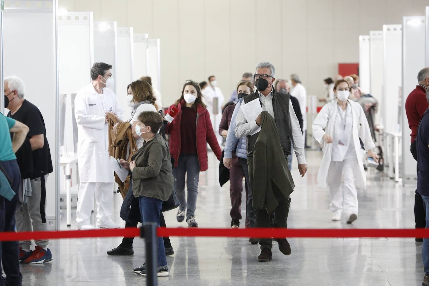 Este lunes, ha arrancado la vacunación masiva en varios puntos de la Comunitat Valenciana. Uno de ellos ha sido la Ciudad de las Artes y las Ciencias, donde Sanidad inyectará con dosis de AstraZeneca a personas de 60 y 61 años. 