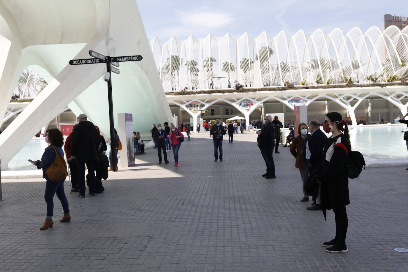 Este lunes, ha arrancado la vacunación masiva en varios puntos de la Comunitat Valenciana. Uno de ellos ha sido la Ciudad de las Artes y las Ciencias, donde Sanidad inyectará con dosis de AstraZeneca a personas de 60 y 61 años. 