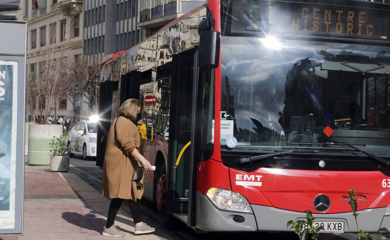 Parada de la EMT en la plaza del Ayuntamiento. 