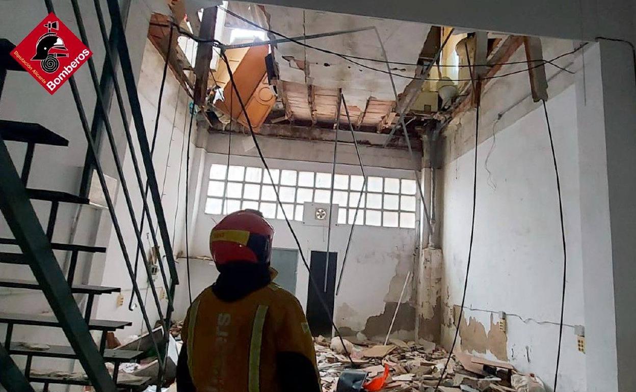 Un bombero comprueba parte de la estructura dañada. 