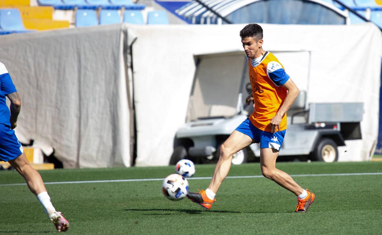 Jesús Alfaro conduce el balón durante un entrenamiento en el Rico Pérez. 