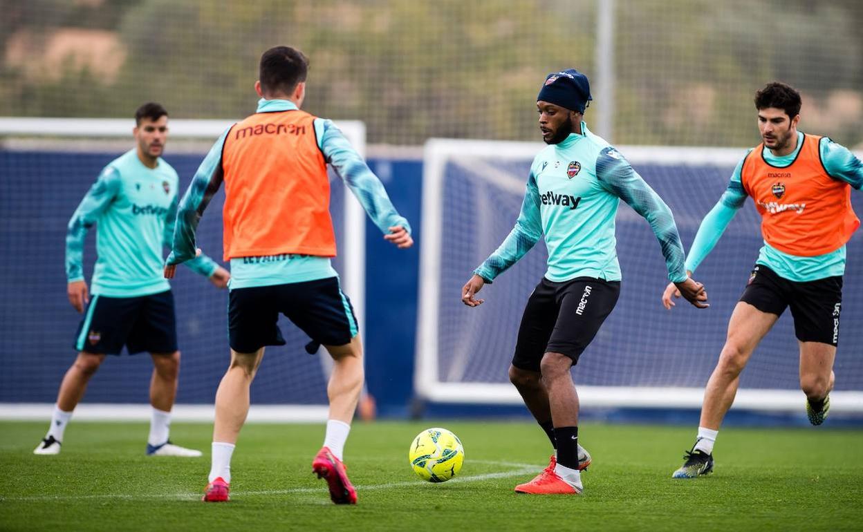 Doukouré controla el balón durante un entrenamiento en Buñol.