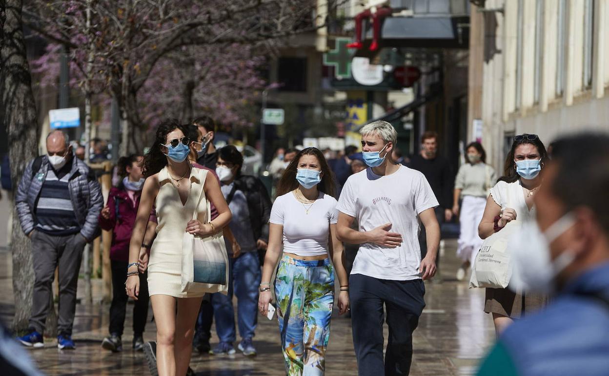 Varias personas paseando por el centro de Valencia. 