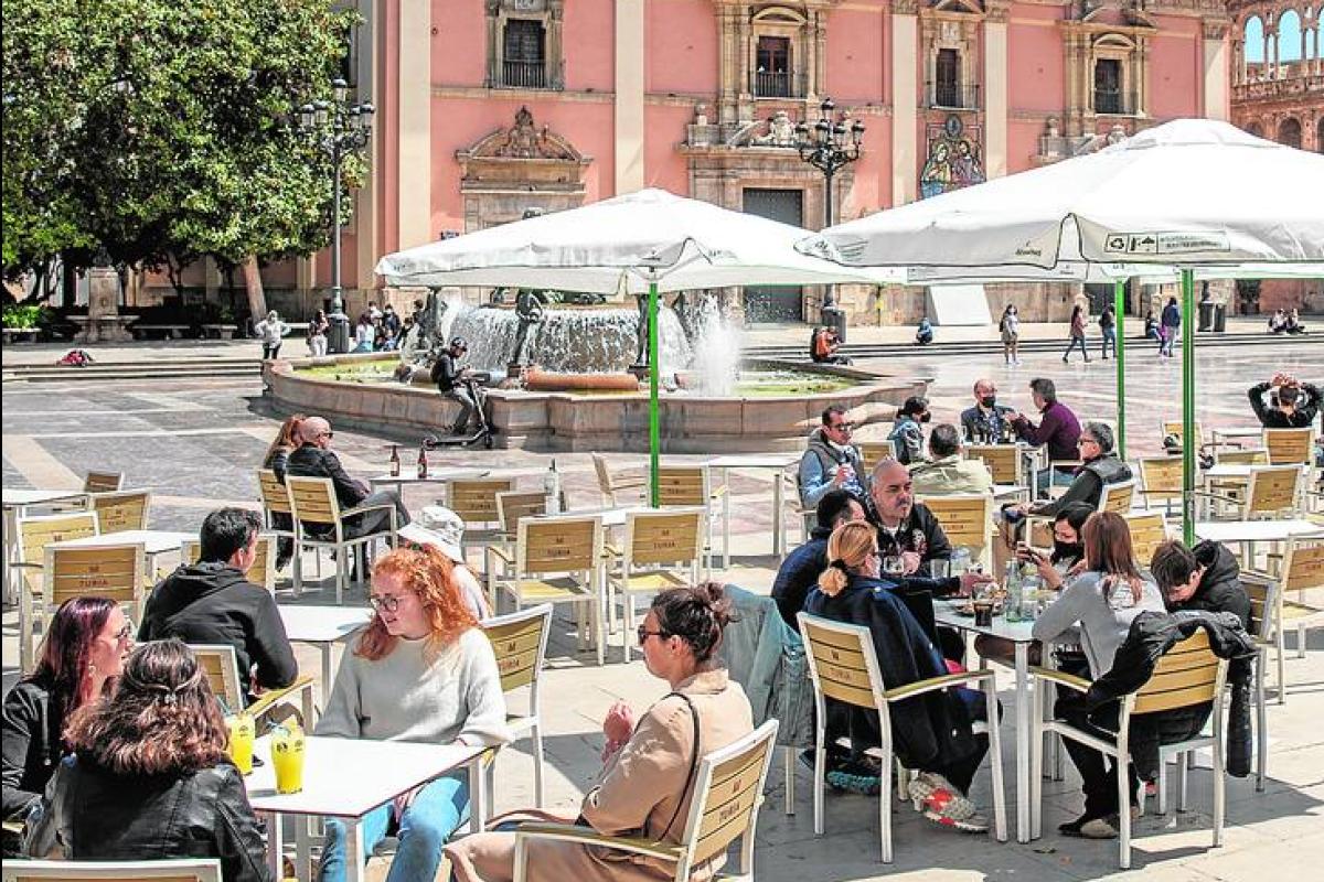 Terrazas en la plaza de la Virgen de Valencia. 