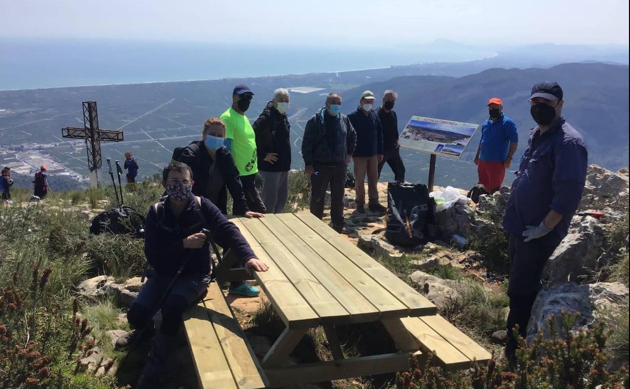 La edil Mónica Palomares con representantes del Centre Excursionista de Tavernes y el Grup Muntanya Valldigna en el Alt de les Creus. 