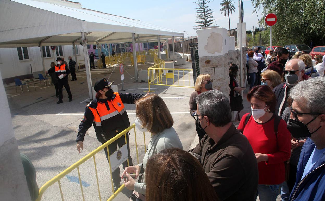 Vecinos de Dénia y la comarca esperan su turno para recibir su dosis en Llunàtics en una de las primeras jornadas de vacunación masiva.