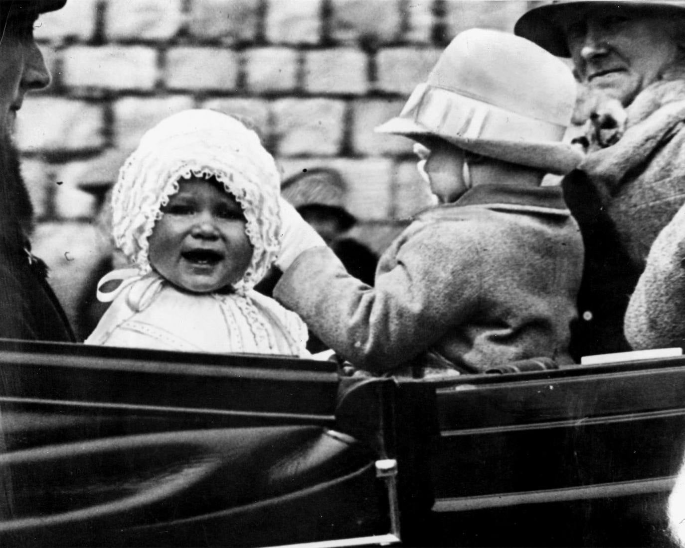 Año 1927. Isabel II subida a una carroza en el castillo de Windsor