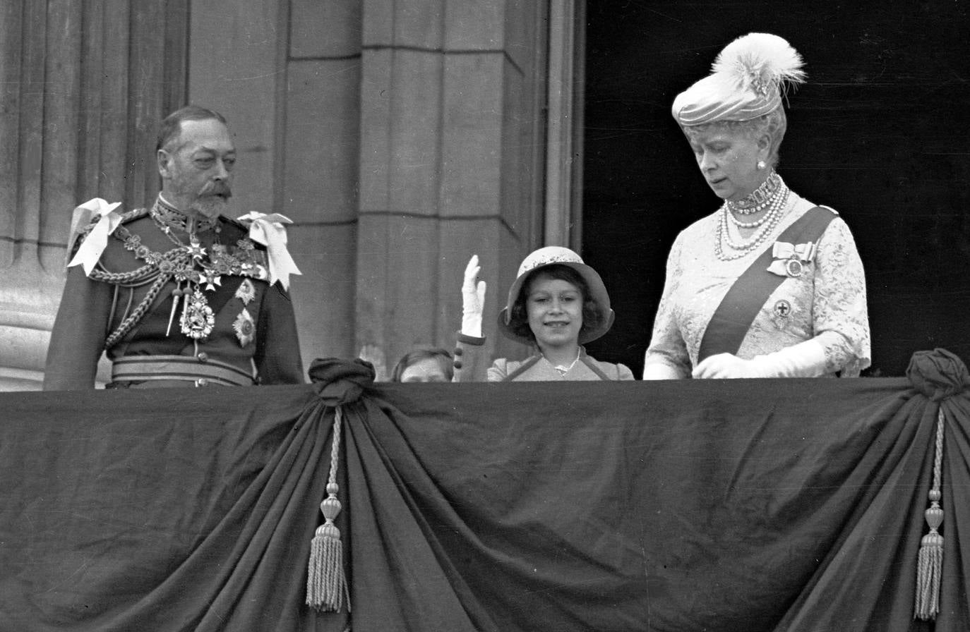 Año 1935. Isabel II saluda desde el balcón de Buckingham Palace en Londres