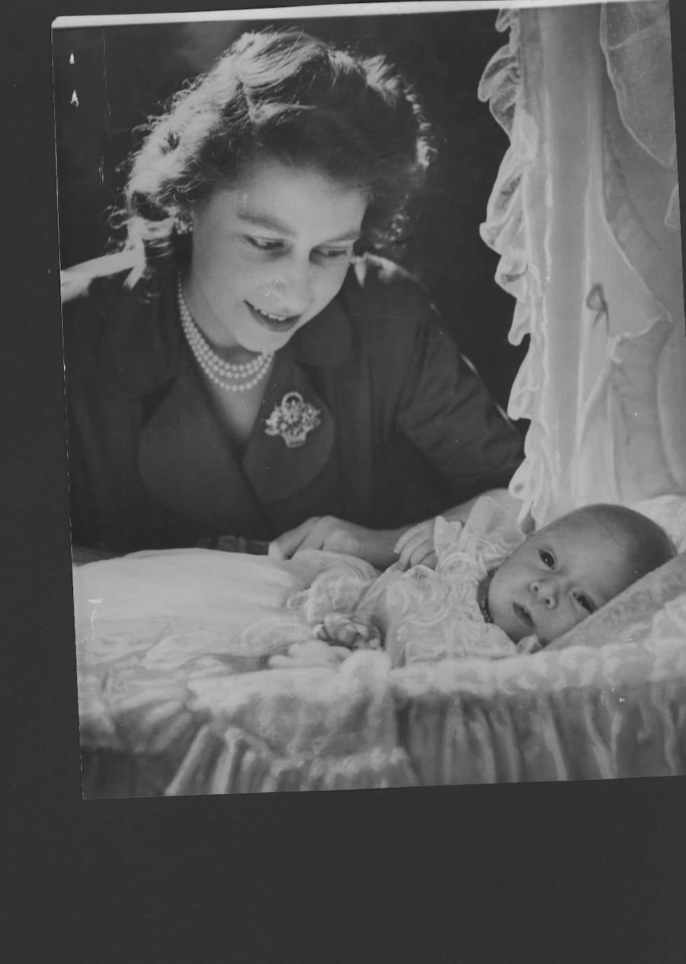 Año 1948, contemplando a su hijo el príncipe Carlos