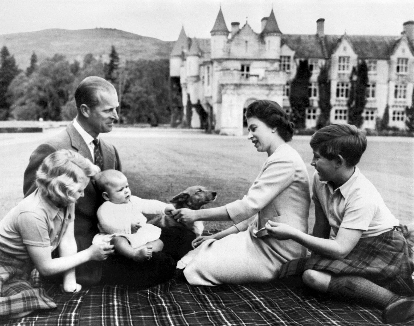 Año 1960, con el duque de Edimburgo y sus hijos Carlos, Ana y Andrew