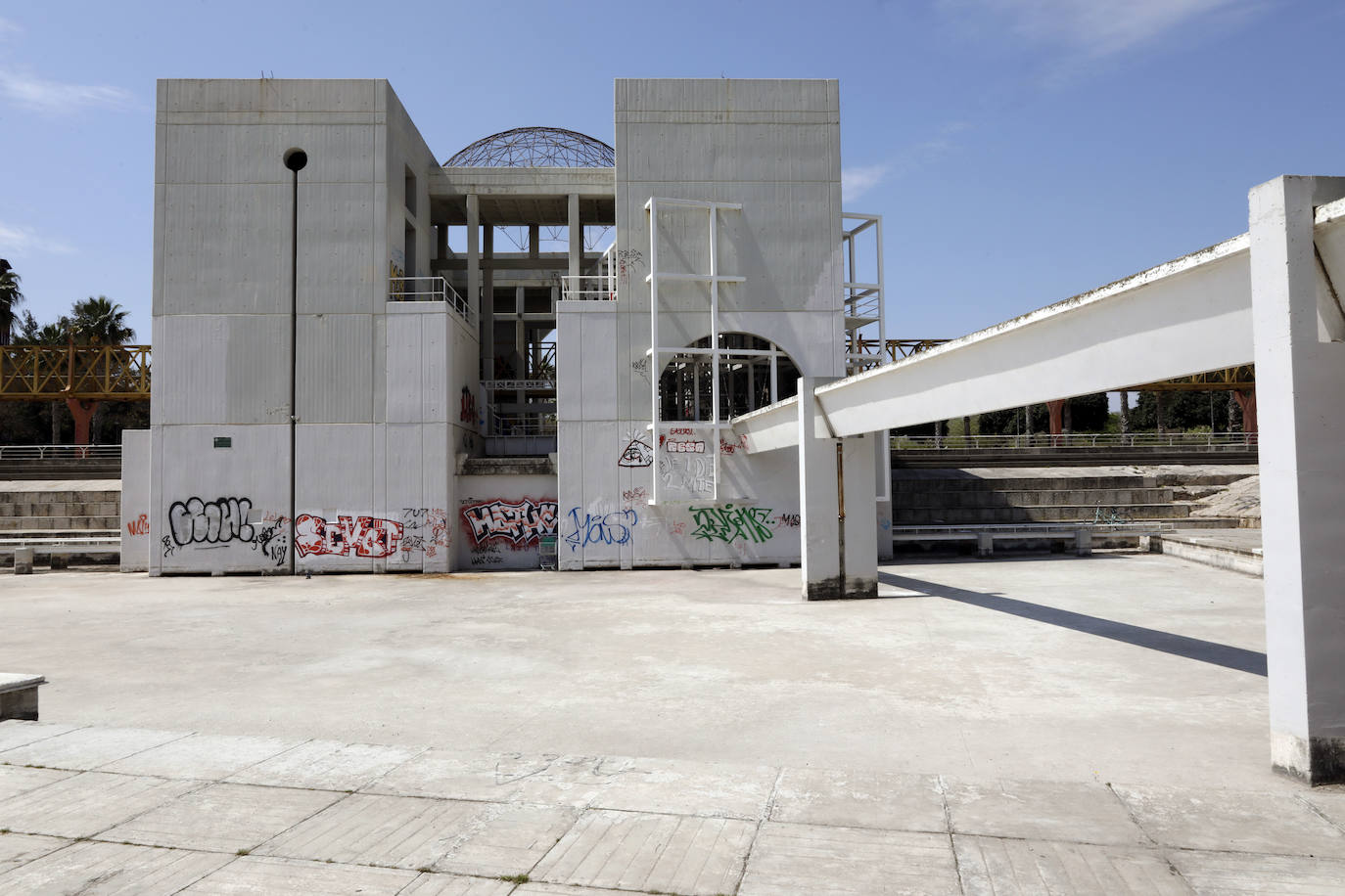 Construida en los años 80 junto al azud de Rovella, la Casa del Agua presenta de nuevo un aspecto degradado, con basura acumulada, estanques secos y pintadas por todos lados. La construcción que preside el tramo del jardín del Turia junto al barrio de Nou Moles no se ha utilizado nunca para nada, recordó ayer la presidenta vecinal de esta parte de la ciudad, Casilda Osa, quien reclamó que «al menos se mantenga limpia».