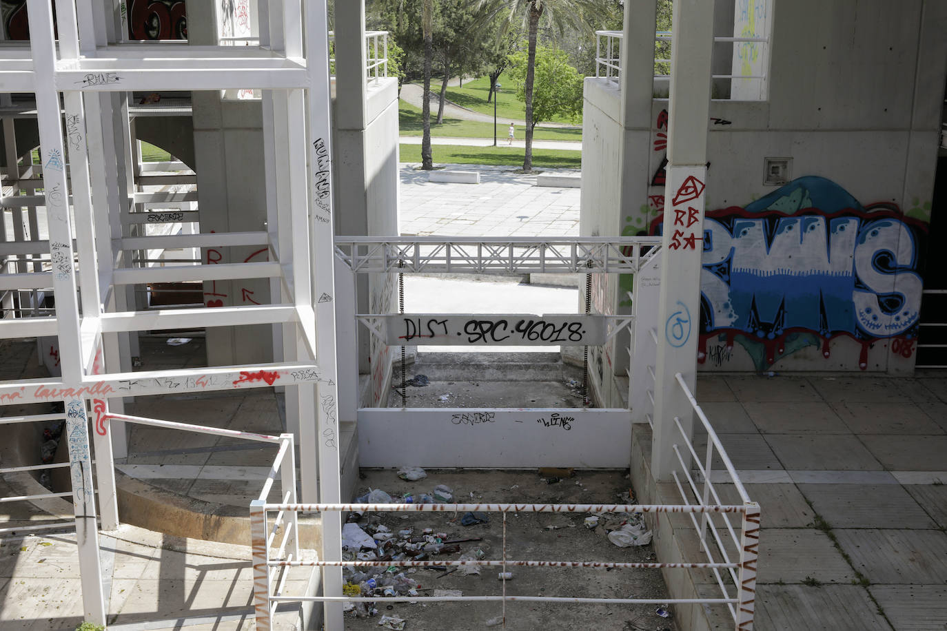 Construida en los años 80 junto al azud de Rovella, la Casa del Agua presenta de nuevo un aspecto degradado, con basura acumulada, estanques secos y pintadas por todos lados. La construcción que preside el tramo del jardín del Turia junto al barrio de Nou Moles no se ha utilizado nunca para nada, recordó ayer la presidenta vecinal de esta parte de la ciudad, Casilda Osa, quien reclamó que «al menos se mantenga limpia».