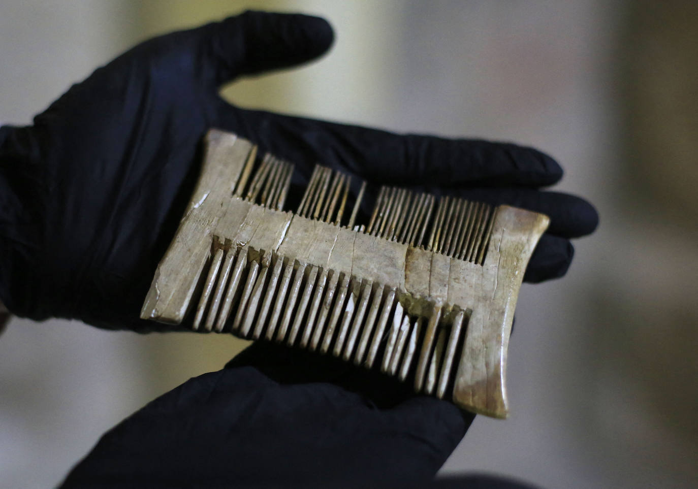 Las fábulas sobre los templarios son legendarias, pero en las profundidades de un castillo de Chipre, una isla del Mediterráneo que perteneció a la cofradía de los cruzados, se esconde un patrimonio todavía muy visible, según los historiadores. En la parte baja de una estrecha y empinada escalera de piedra del fuerte de la ciudad portuaria de Limassol, en una sala abovedada y bordeada de lápidas de caballeros medievales, se encuentra la capilla en la que el rey de Inglaterra Ricardo I, llamado «Corazón de León», se habría casado, de camino a las cruzadas, en 1192. Los templarios, un ejército internacional de combatientes de élite creado para proteger a los peregrinos europeos en su camino hacia Jerusalén, también hicieron de Chipre su cuartel general para dirigir campañas militares autorizadas por el papa en Tierra Santa. Así es por dentro esta fortaleza medieval