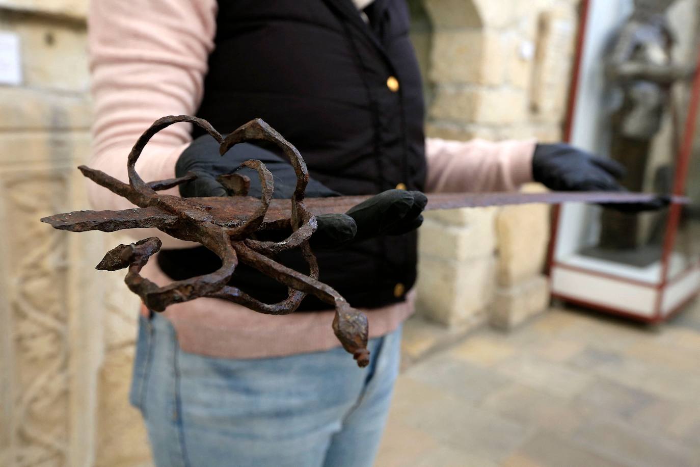 Las fábulas sobre los templarios son legendarias, pero en las profundidades de un castillo de Chipre, una isla del Mediterráneo que perteneció a la cofradía de los cruzados, se esconde un patrimonio todavía muy visible, según los historiadores. En la parte baja de una estrecha y empinada escalera de piedra del fuerte de la ciudad portuaria de Limassol, en una sala abovedada y bordeada de lápidas de caballeros medievales, se encuentra la capilla en la que el rey de Inglaterra Ricardo I, llamado «Corazón de León», se habría casado, de camino a las cruzadas, en 1192. Los templarios, un ejército internacional de combatientes de élite creado para proteger a los peregrinos europeos en su camino hacia Jerusalén, también hicieron de Chipre su cuartel general para dirigir campañas militares autorizadas por el papa en Tierra Santa. Así es por dentro esta fortaleza medieval