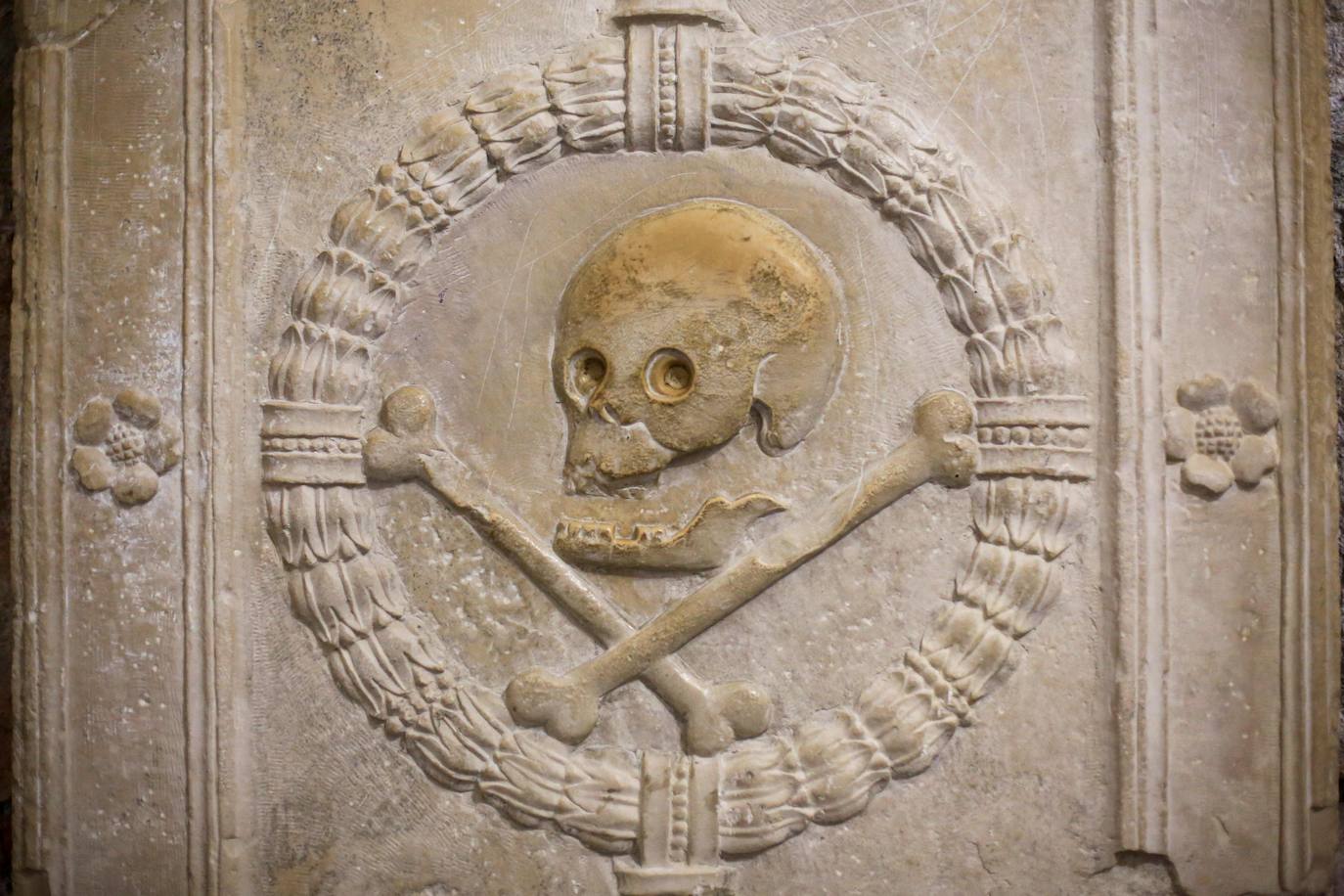 Las fábulas sobre los templarios son legendarias, pero en las profundidades de un castillo de Chipre, una isla del Mediterráneo que perteneció a la cofradía de los cruzados, se esconde un patrimonio todavía muy visible, según los historiadores. En la parte baja de una estrecha y empinada escalera de piedra del fuerte de la ciudad portuaria de Limassol, en una sala abovedada y bordeada de lápidas de caballeros medievales, se encuentra la capilla en la que el rey de Inglaterra Ricardo I, llamado «Corazón de León», se habría casado, de camino a las cruzadas, en 1192. Los templarios, un ejército internacional de combatientes de élite creado para proteger a los peregrinos europeos en su camino hacia Jerusalén, también hicieron de Chipre su cuartel general para dirigir campañas militares autorizadas por el papa en Tierra Santa. Así es por dentro esta fortaleza medieval