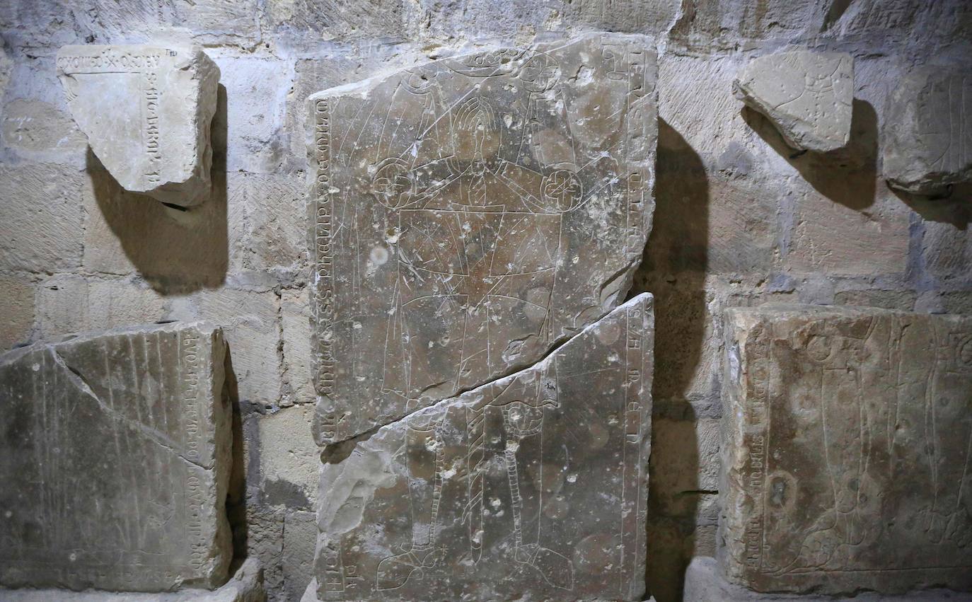 Las fábulas sobre los templarios son legendarias, pero en las profundidades de un castillo de Chipre, una isla del Mediterráneo que perteneció a la cofradía de los cruzados, se esconde un patrimonio todavía muy visible, según los historiadores. En la parte baja de una estrecha y empinada escalera de piedra del fuerte de la ciudad portuaria de Limassol, en una sala abovedada y bordeada de lápidas de caballeros medievales, se encuentra la capilla en la que el rey de Inglaterra Ricardo I, llamado «Corazón de León», se habría casado, de camino a las cruzadas, en 1192. Los templarios, un ejército internacional de combatientes de élite creado para proteger a los peregrinos europeos en su camino hacia Jerusalén, también hicieron de Chipre su cuartel general para dirigir campañas militares autorizadas por el papa en Tierra Santa. Así es por dentro esta fortaleza medieval