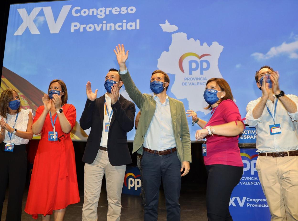 Pablo Casado, entre Vicente Mompó e Isabel Bonig, en el congreso del PP de la provincia de Valencia. e. p.