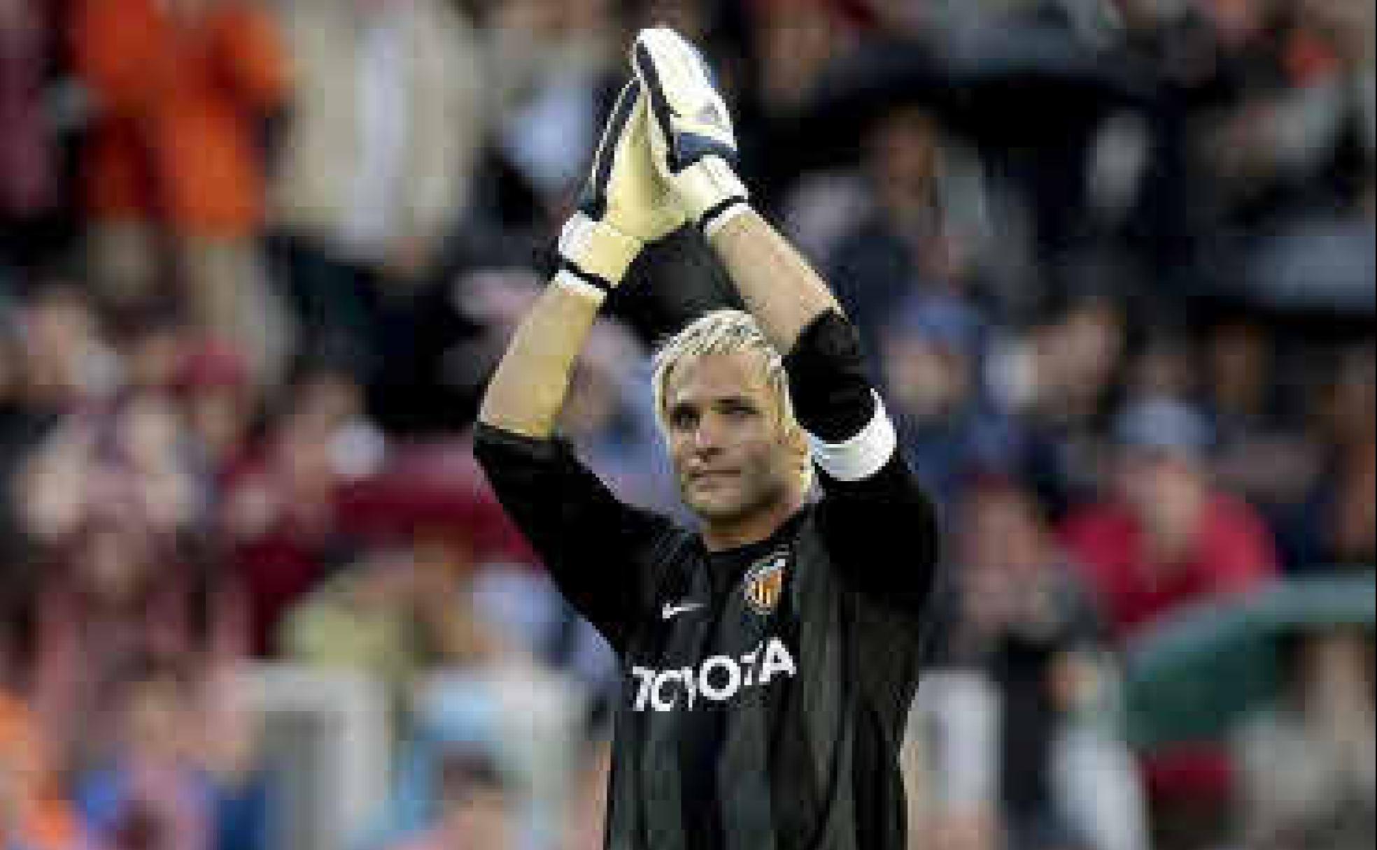 Santiago Cañizares despidiendose del Mestalla 