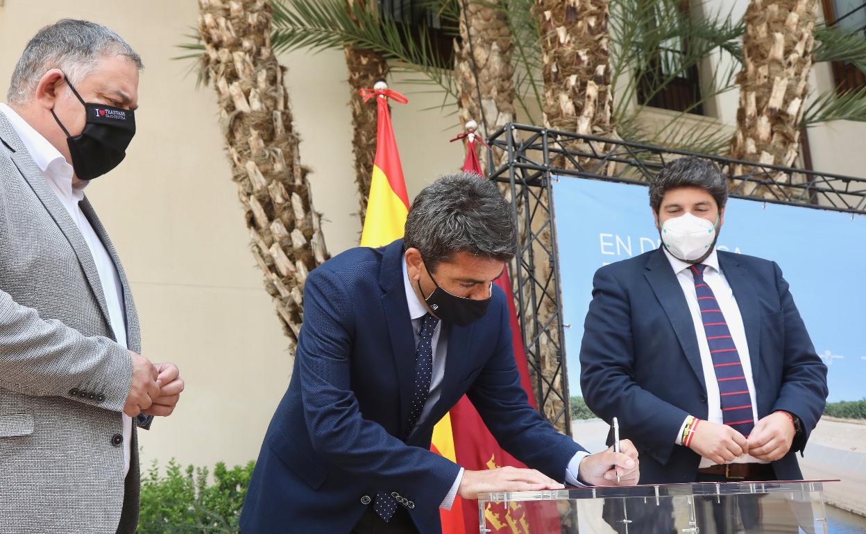 Mazón firma el acuerdo entre las comunidades de Andalucía y Murcia, este miércoles en la capital murciana. 