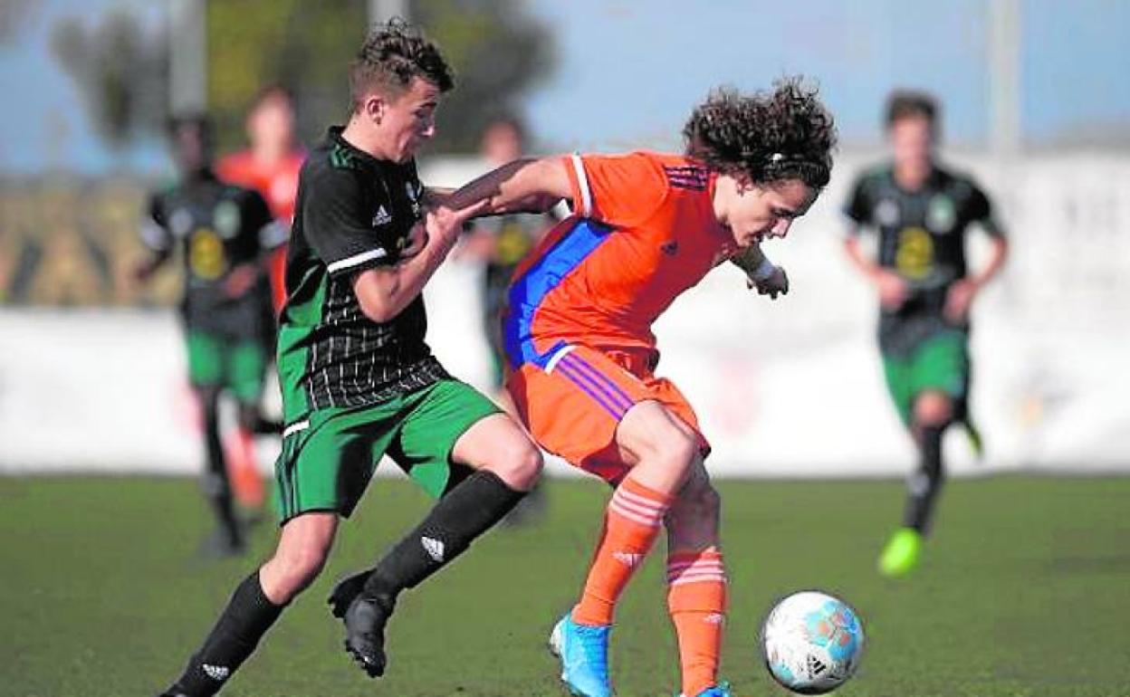 Fabio Blanco, con la camiseta naranja de la selección valenciana. 