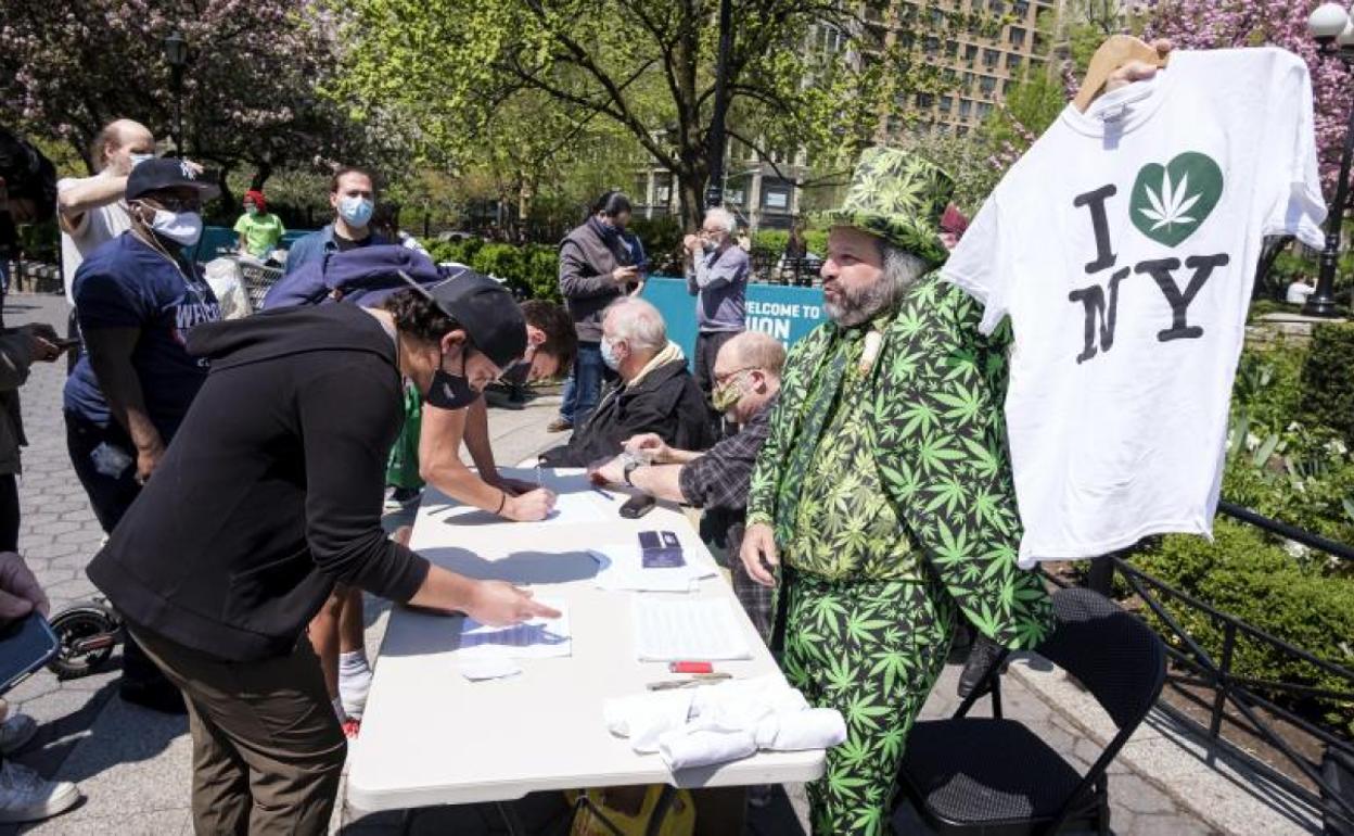 Un grupo de voluntarios reparte marihuana a varios jóvenes en Union Square, Nueva York.