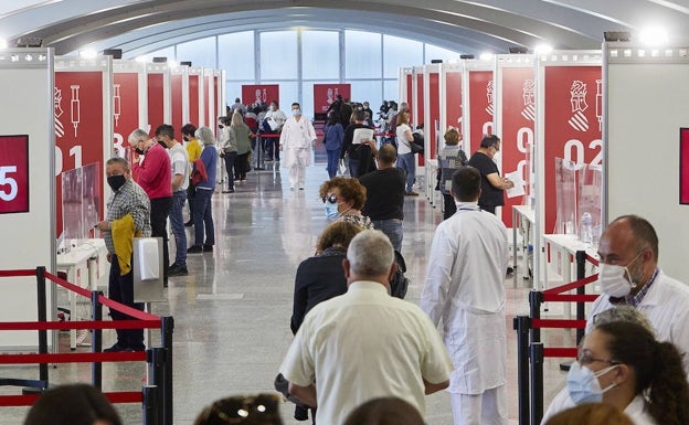 La falta de dosis obliga a cerrar 'vacunódromos' hasta la llegada de Janssen el viernes a la Comunitat