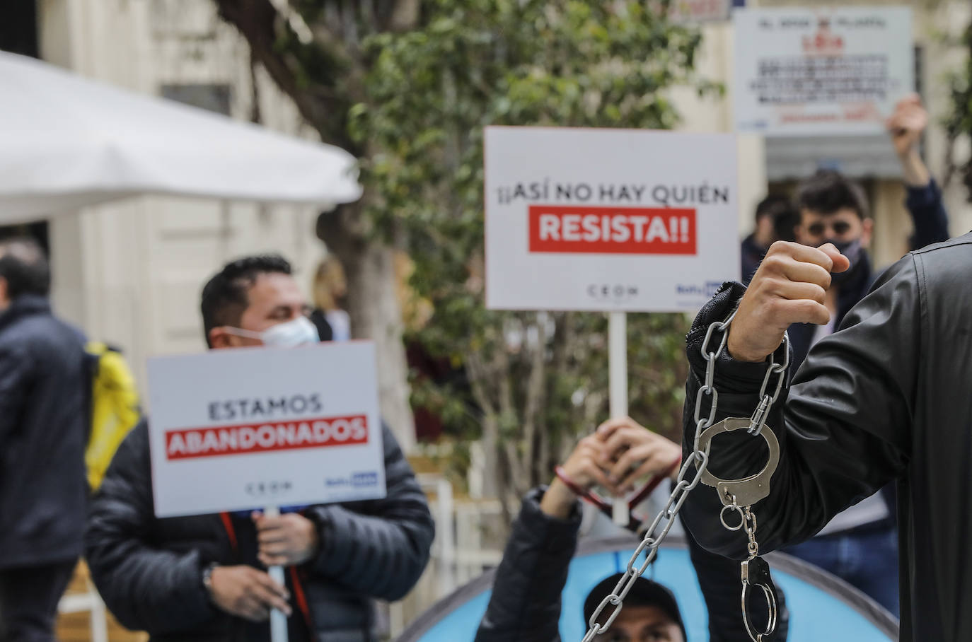 Los empresarios de los locales denuncian que el cierre por la crisis sanitaria les cuesta cada día 800 euros en pérdidas 