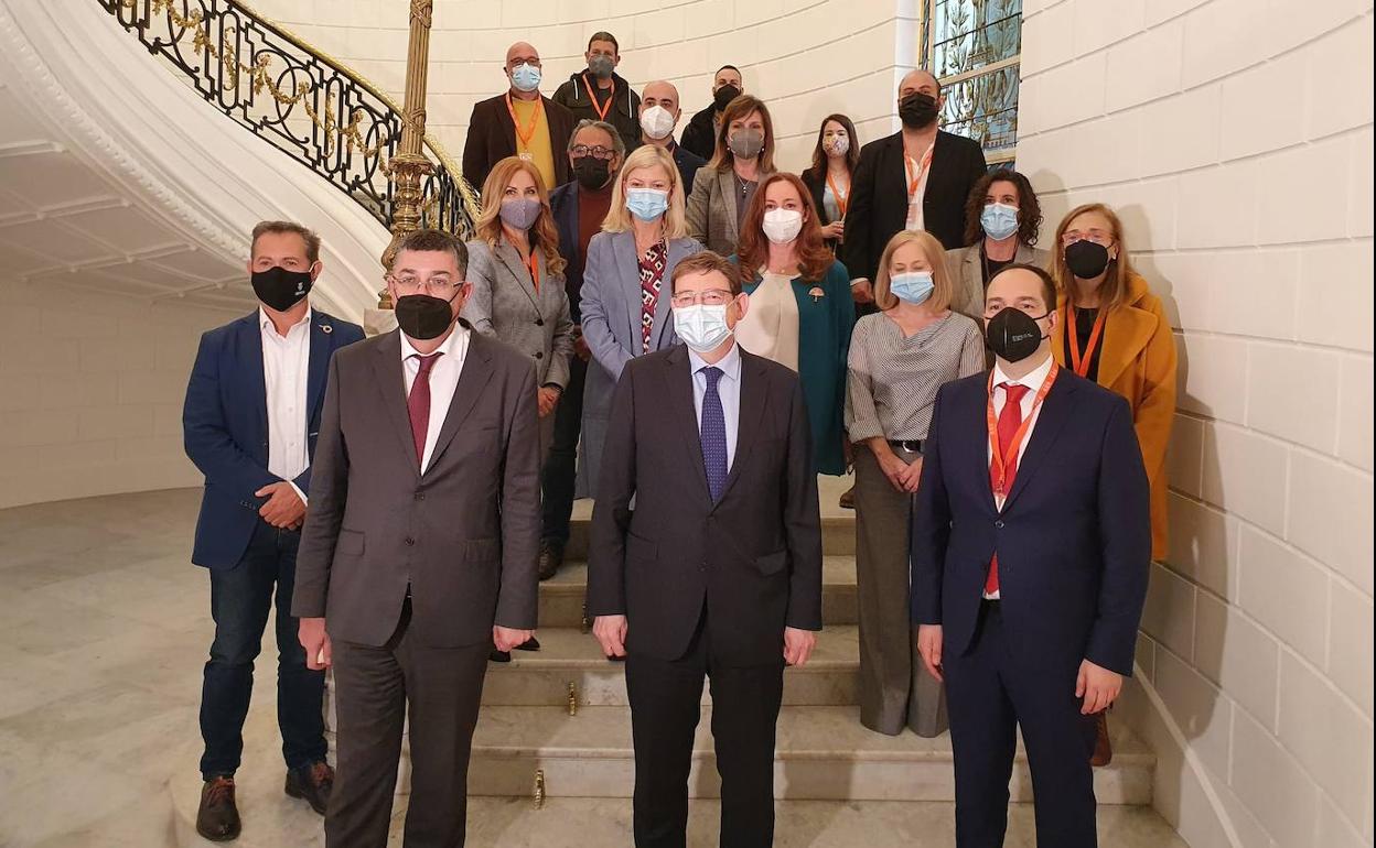 Los representantes municipales posan con el presidente, Ximo Puig, en el palacio de los Borja. 