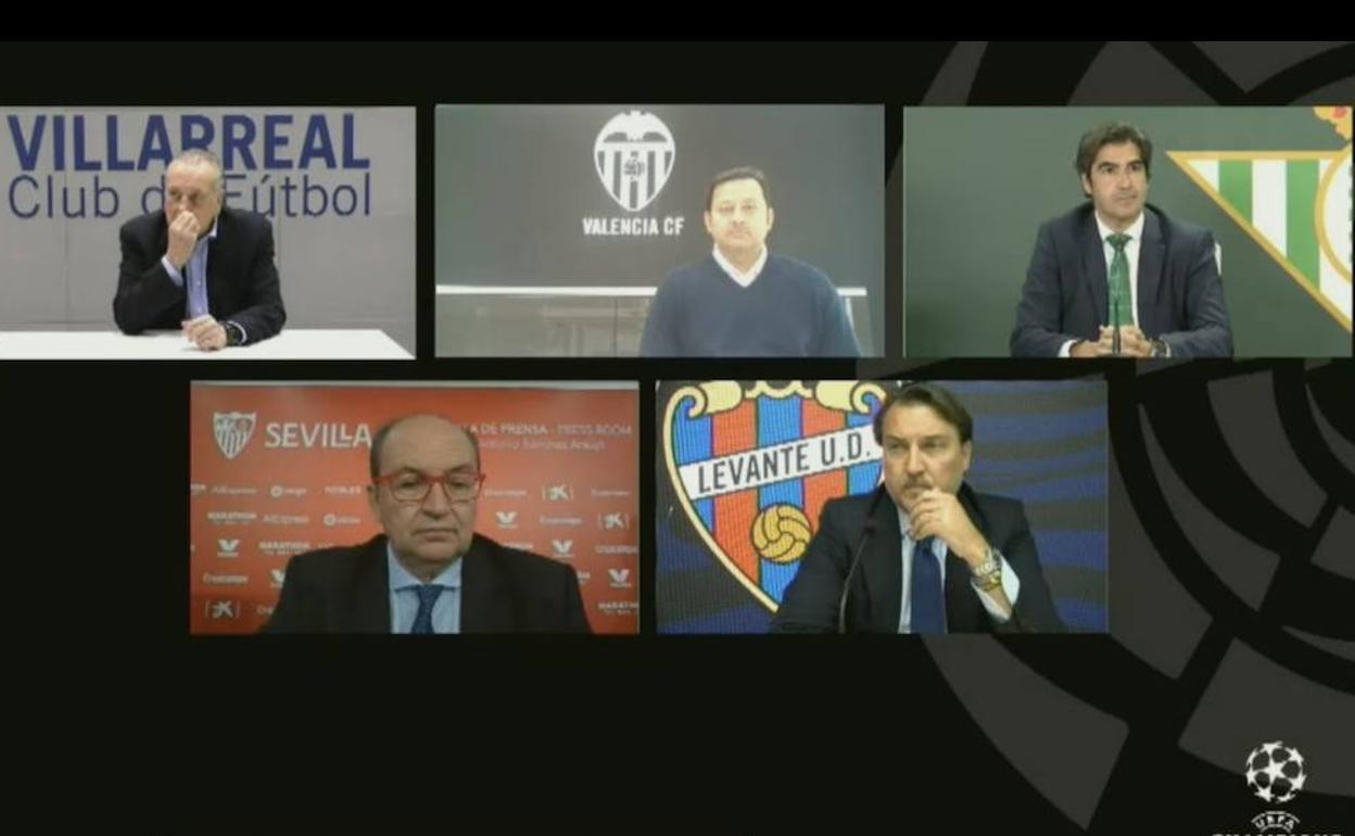 Los presidentes Roig, Murthy, Haro (arriba) y Carro y Quico Catalán (abajo), tras la reunión con Tebas. 